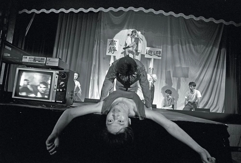 1989年5月，由520農民運動延伸出「零場121.25實驗劇團」與「環墟劇場」在耕莘文教院合演的「武．貳．凌」劇作。（攝影：劉振祥）-圖片