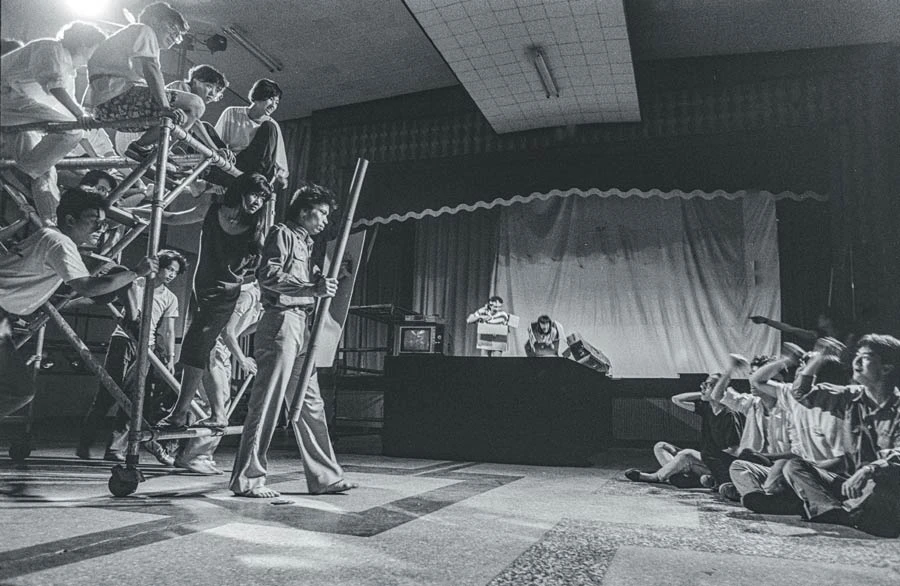 1989年5月，推著到處衝撞的鷹架「武．貳．凌」劇作在耕莘文教院演出。（攝影：劉振祥）-圖片