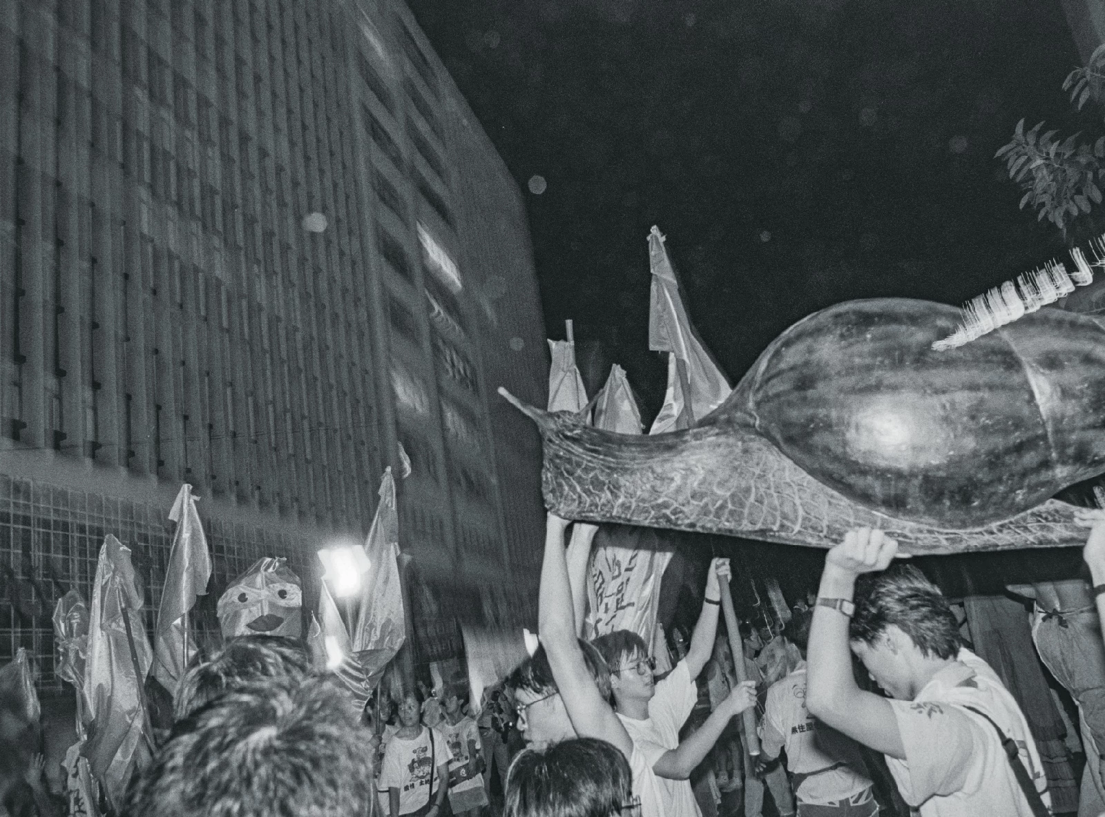 1989年「無住屋者團結組織」，要求政府「抑制房價」、落實「住者有其屋」，並且積極進行 「萬人夜宿忠孝東路」的無殼蝸牛運動。（攝影：劉振祥）-圖片