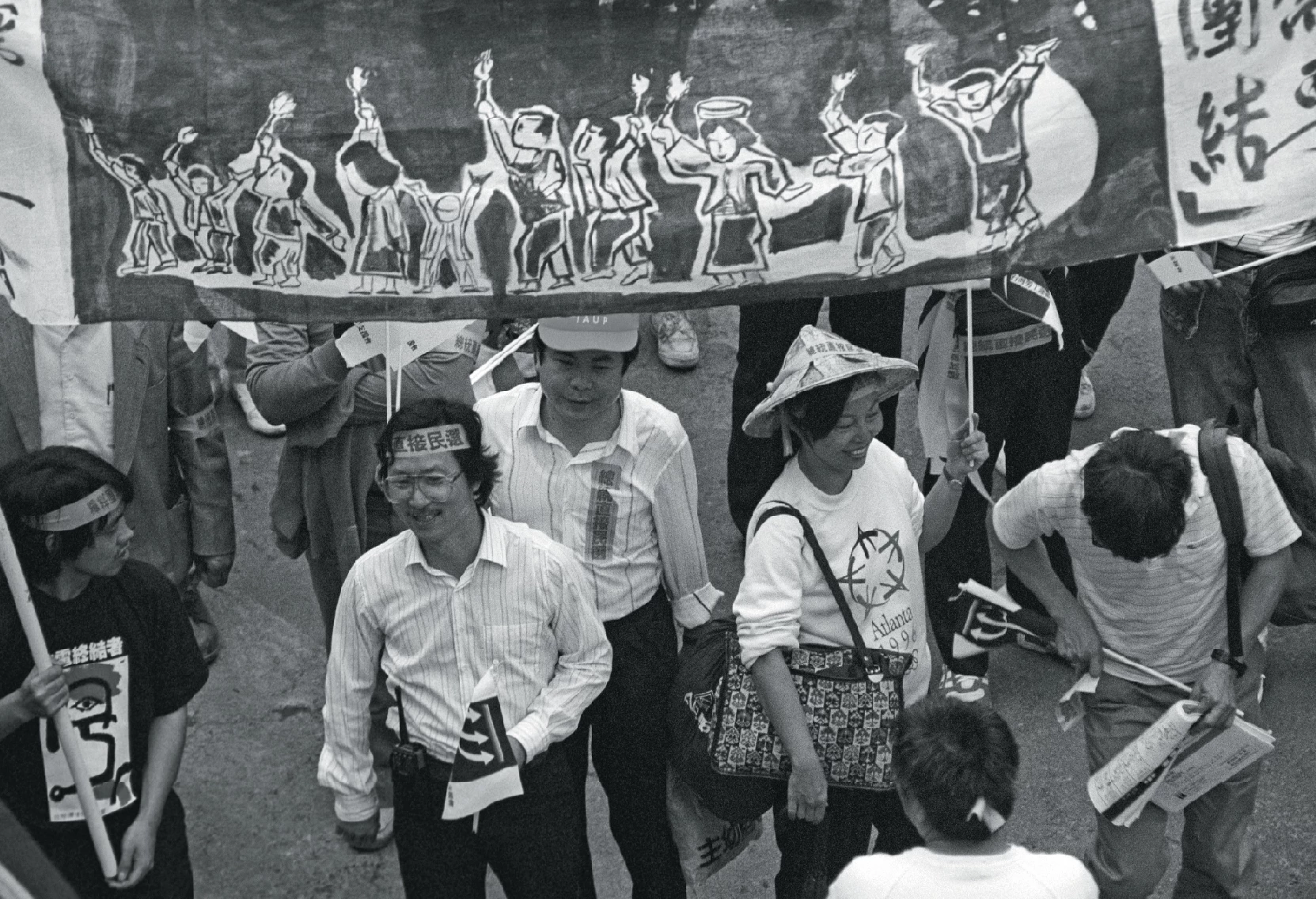 「黑名單」面具背後對於1980、1990年代解嚴以後的抗爭深具指標性象徵，那時候的點子王是簡錫堦（左二），他策畫了很多場有名的活動。（攝影：劉振祥）-圖片