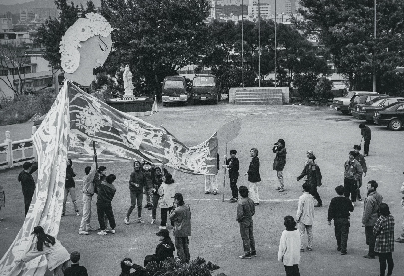 社會運動劇場化有一個重要的事件，乃是1994年鍾明德邀請彼得．舒曼（Peter Schumann）來台灣做「補天」工作坊。（攝影：劉振祥）-圖片