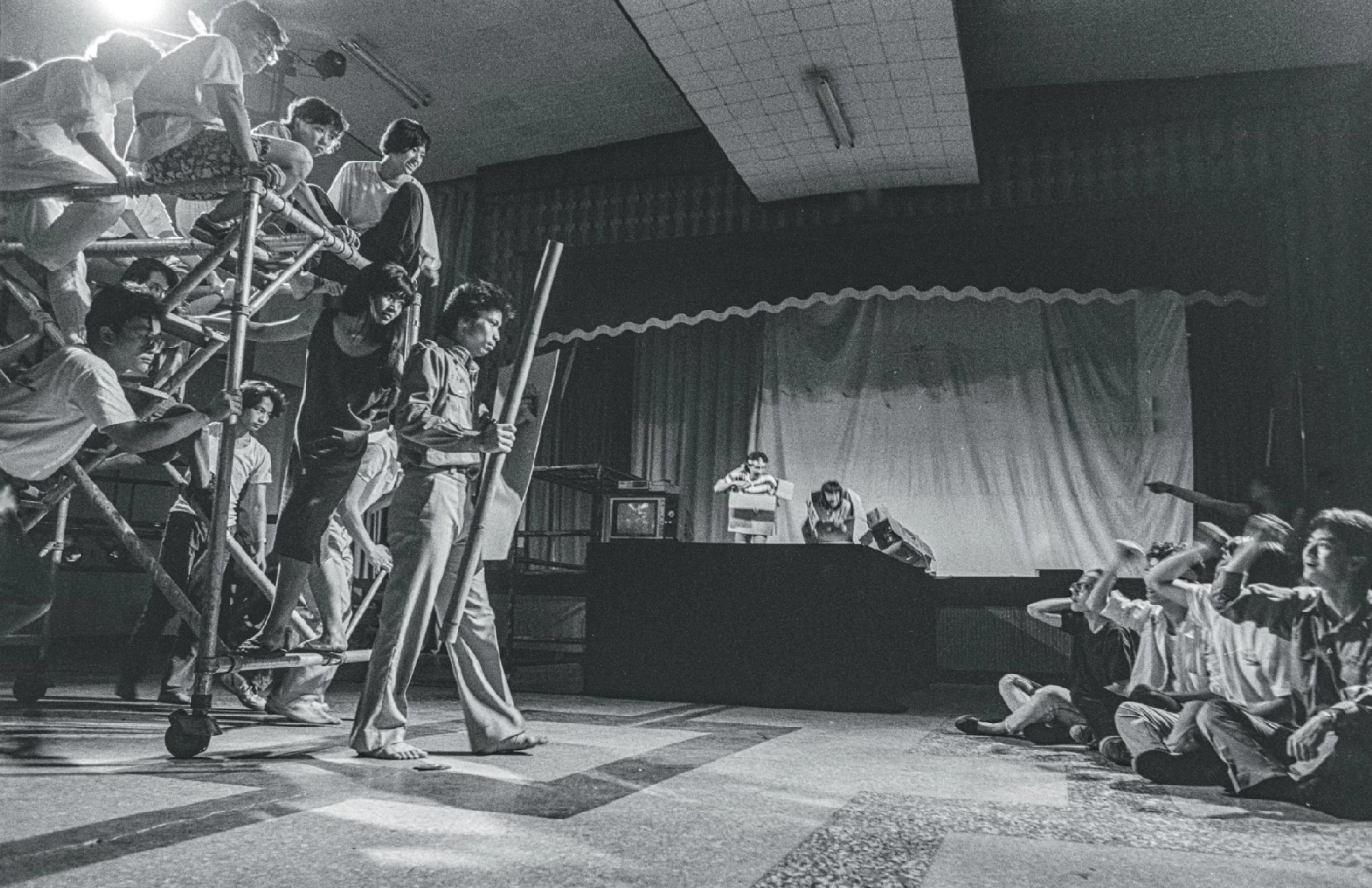 1989年5月，推著到處衝撞的鷹架「武．貳．凌」劇作在耕莘文教院演出。（攝影：劉振祥）-圖片
