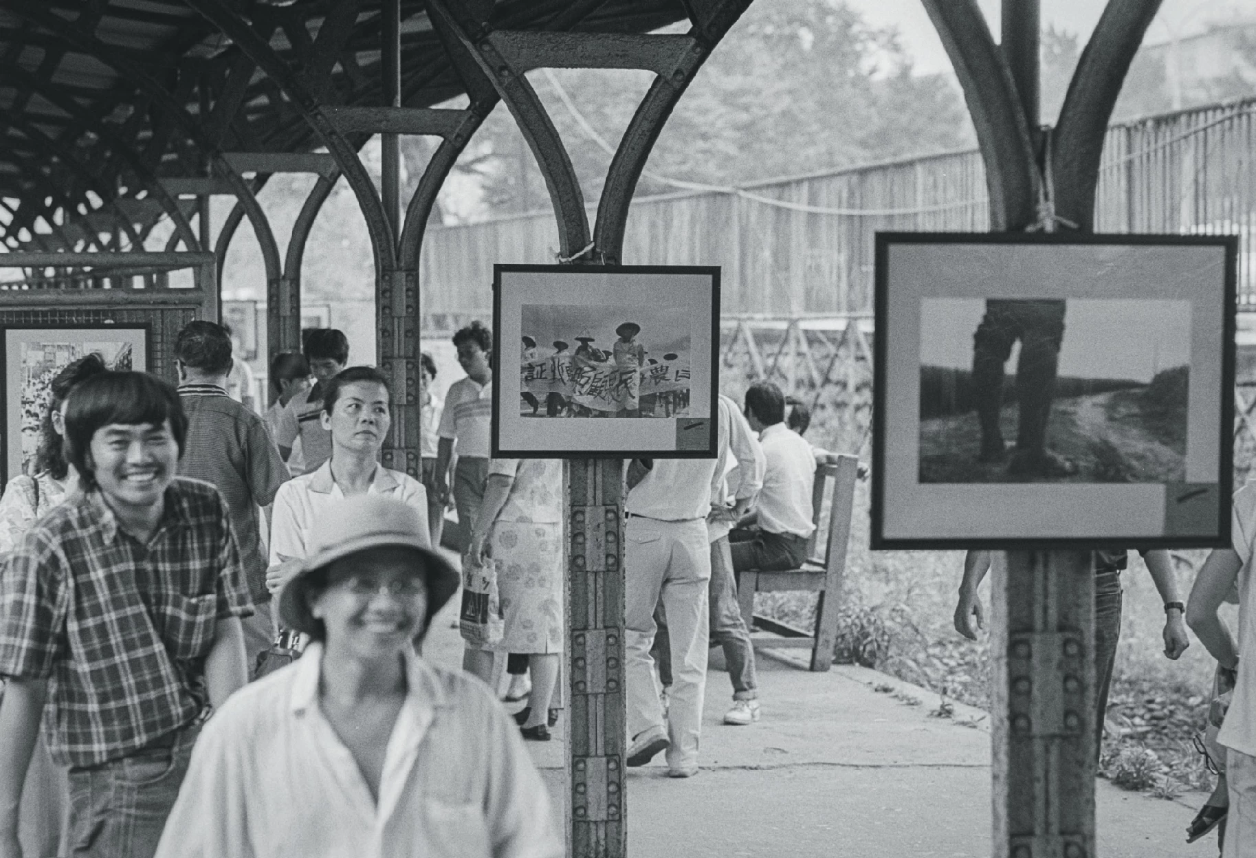 1989年5月，「五二○實踐藝術」聯展在新北投車站（原名新北投乘降場，建於1916年）。月台上展出一系列520相關攝影作品，包括當時農村現況。（攝影：劉振祥）-圖片