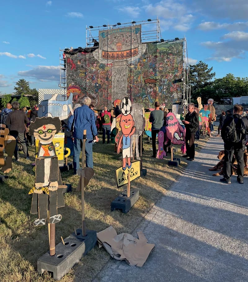 稻米之牙（Taring Padi）作品 《人民的正義》（People's Justice）即將被黑布遮擋-圖片