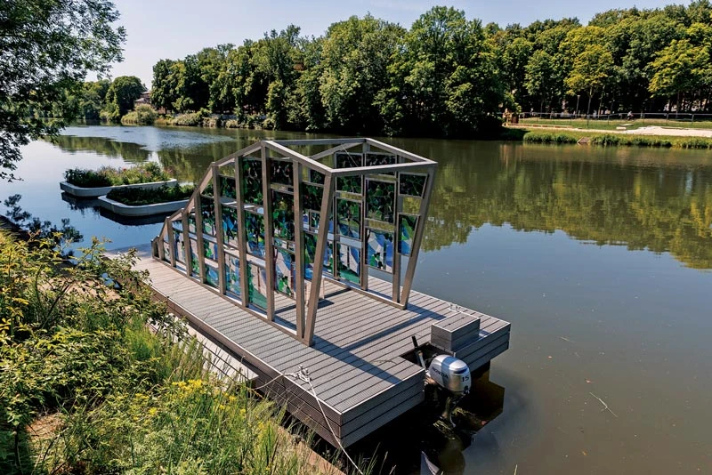 《蝸牛的漂浮系統》（船屋），船、玻璃彩繪、video、十字繡、入侵計畫（鄒婷＋王韓芳），尺寸依場地：可變尺寸，2022。展出於第15屆卡塞爾文件展，展出地點於Ahoi碼頭、富爾達河流，入侵計畫於卡塞爾市全區；攝影：Frank Sperling；來源：文件展官網-圖片