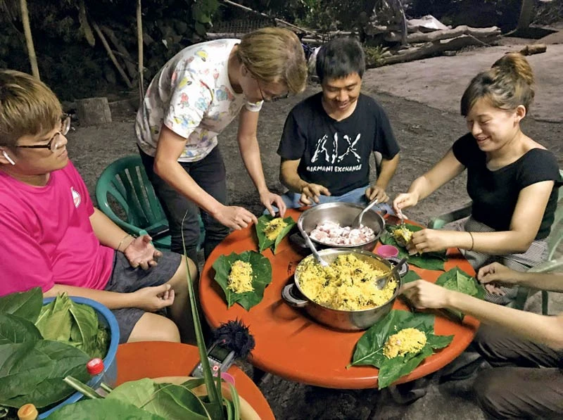 部落中的大家圍坐著，一同為重要的時刻準備cinavu-圖片