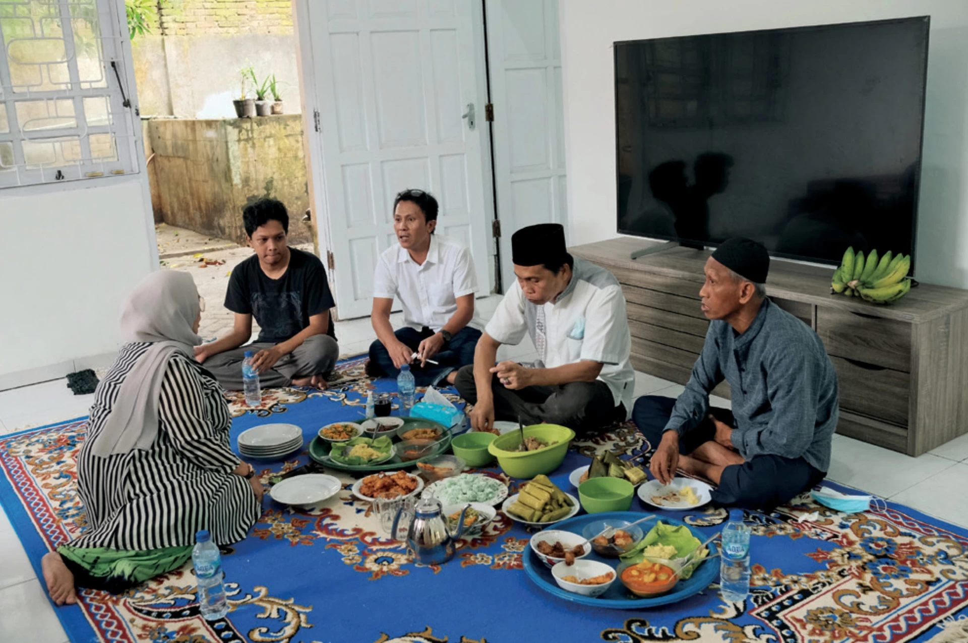 在特別儀式中分享食物是印尼武吉斯（Orang Bugis）和望加錫（Makassar）文化的重要傳統，左三為Mirwan Andan-圖片