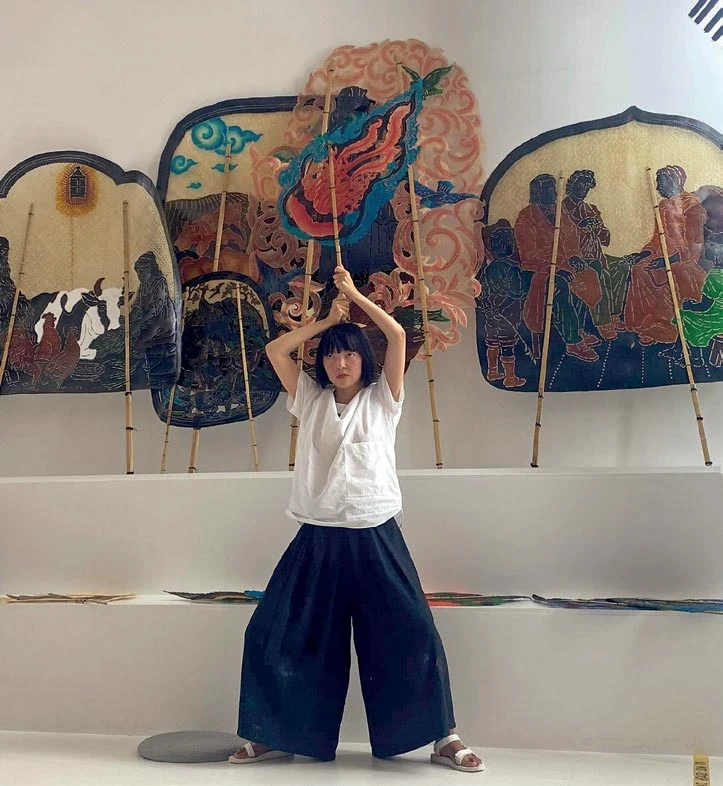 觀眾舉起皮影戲偶自發表演-圖片