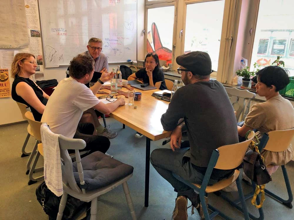 「穀倉藝廊」會議：植根於集體性、共享、平等分配收益和資源等原則，「穀倉」代表一種藝術和經濟模式，旨在於維持持續的集體實踐，而不是生產可收藏的藝術品。共享資金、非貨幣交換，以及新的所有權和貿易模式，則是 「穀倉藝廊」的核心。作為非營利活動，「穀倉藝廊」透過非營利平台TheArtists，展示作品、提供法律建議和銷售，支持沒有畫廊代表的藝術 家，並保持其透明性（https://www. lumbunggallery.theartists.net/）-圖片