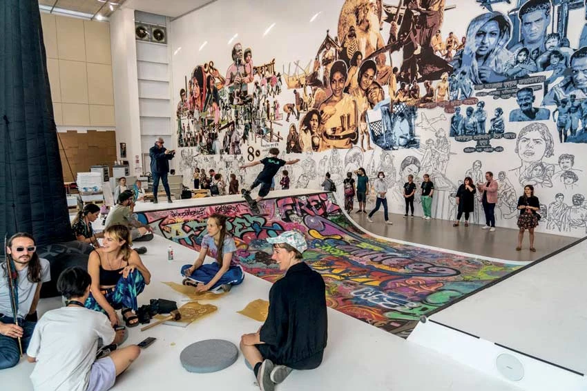 同時進行的皮影戲偶教學工作坊及正在玩滑板的人-圖片