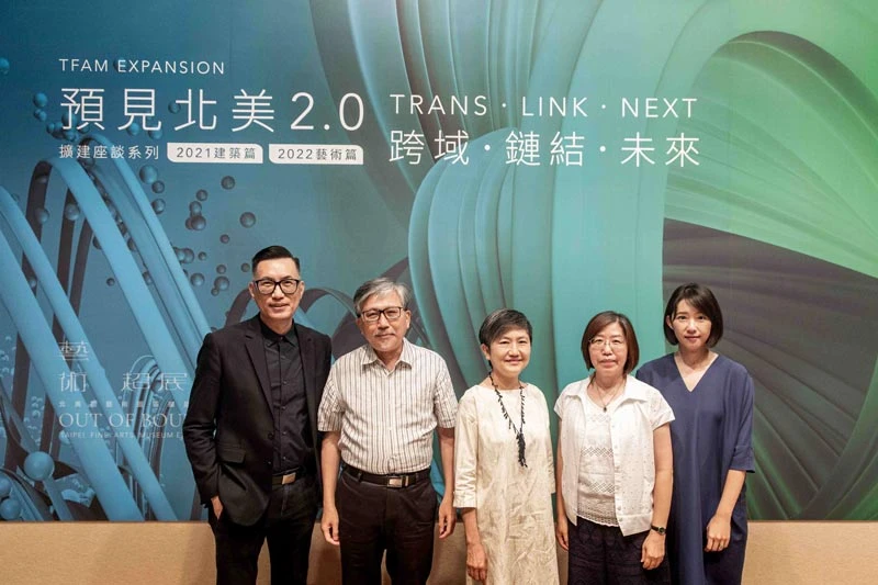 講者與主持人合影，左起王俊傑、廖仁義、李玉玲、林育淳、賴依欣，北美館視聽室，2022.8.21 ©臺北市立美術館-圖片