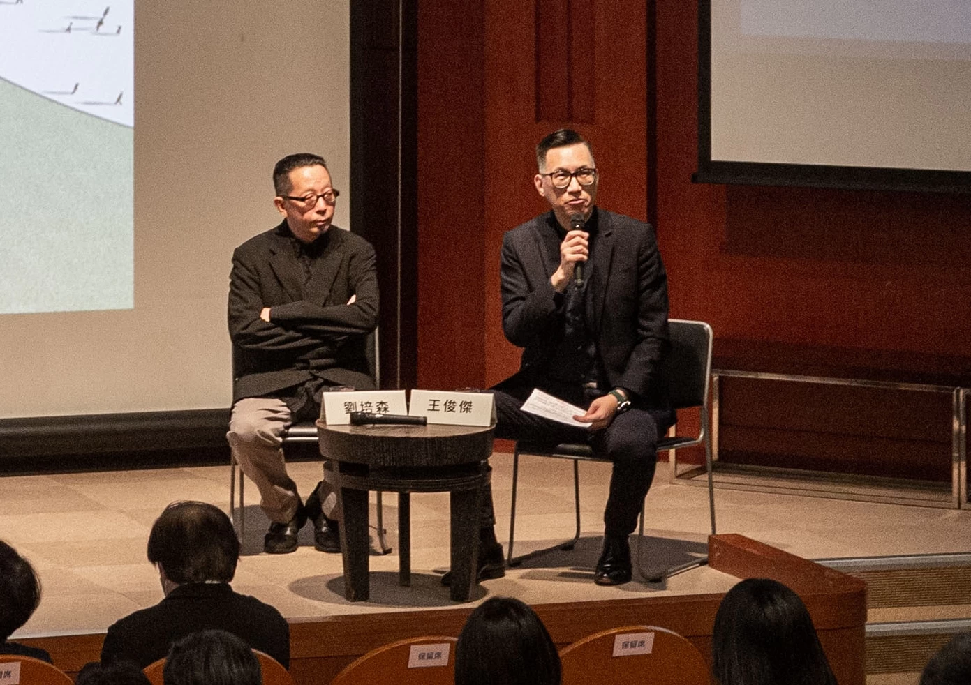 劉培森建築師（左）與王俊傑館長（右）綜合討論，北美館視聽室，2022.8.21 ©臺北市立美術館-圖片
