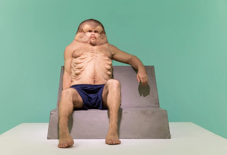 派翠西亞．佩奇尼尼（Patricia Piccinini），《葛拉姆》（<i>Graham</i>），矽膠、玻璃纖維、人類毛髮、衣服、水泥，140 x 120 x 170 cm，2016。©Patricia Piccinini 攝影：臺北市立美術館-圖片
