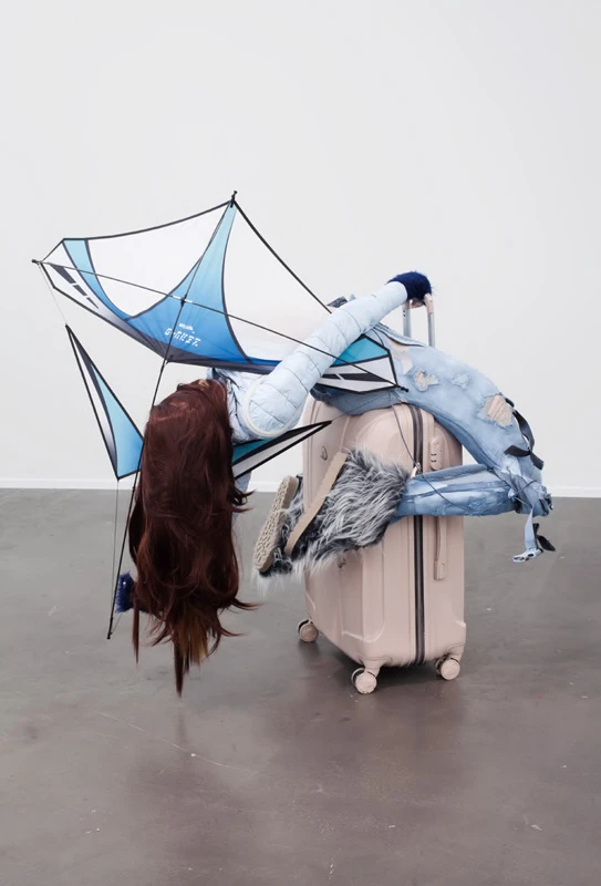 安娜．烏登伯格（Anna Uddenberg），《野蠻人 #7（零重力）》（<i>Savage #7 [Zero g]</i>），玻璃纖維外塗水溶性樹脂、行李箱、水晶指甲、假髮、絎縫人造皮革、羽絨外套、人造皮草、網布、水晶、Ugg 雪靴仿品、背包、風箏、仿牛仔褲，108 x 105 x 75 cm，2017。 ©Anna Uddenberg 攝影：Gunter Lepkowski-圖片
