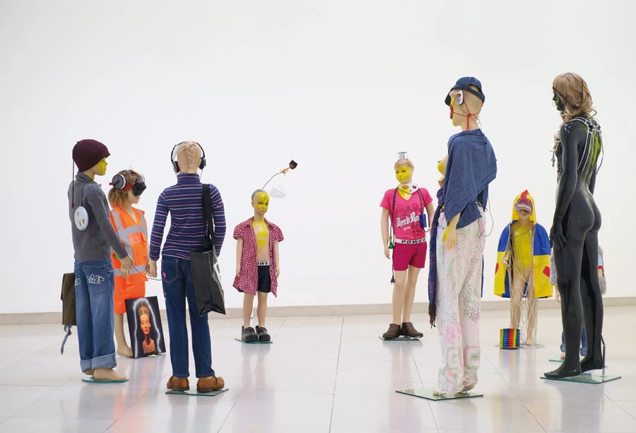 伊薩．根澤肯（Isa Genzken），《演員 III 之 3》（<i>Schauspieler III, 3</i>），9 個假人、混合媒材，196 x 275 x 268 cm，2015。 ©Isa Genzken 攝影：Axel Schneider、Frankfurt am Main-圖片