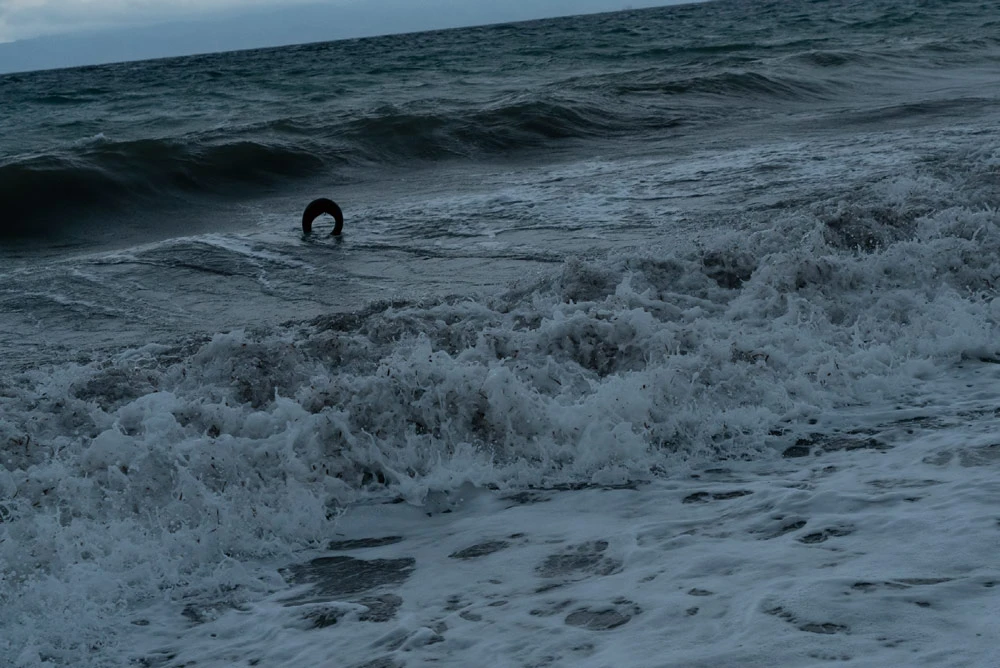 10 難民上岸海邊的救生圈，愛琴海，希臘，2016年3月15日 ©張乾琦、馬格蘭攝影通訊社-圖片