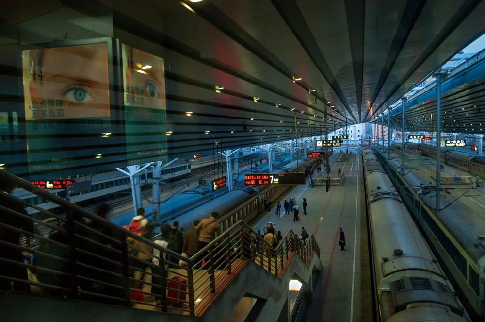 08 脫北者轉運點，北京西站，中國，2008年3月25日 ©張乾琦、馬格蘭攝影通訊社-圖片