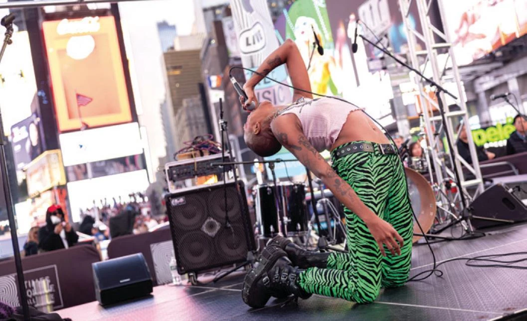 LustSickPuppy龐克演出，2023；Courtesy Times Square Arts and NEW INC；Photo: Michael Hull-圖片