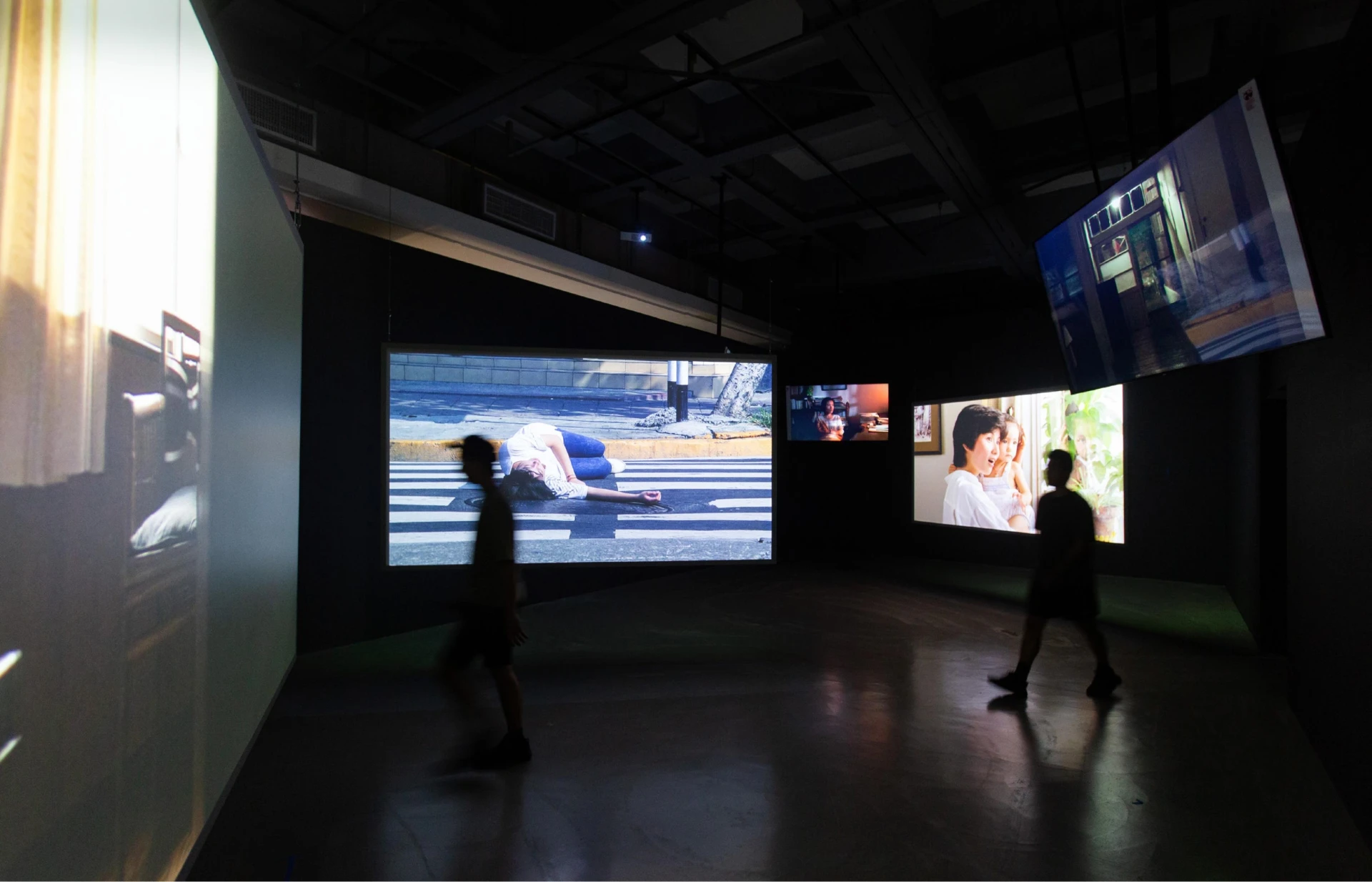 「一一重構：楊德昌」之「城市探索者」展區意象空間（七頻道裝置）一景。圖片來源：臺北市立美術館-圖片