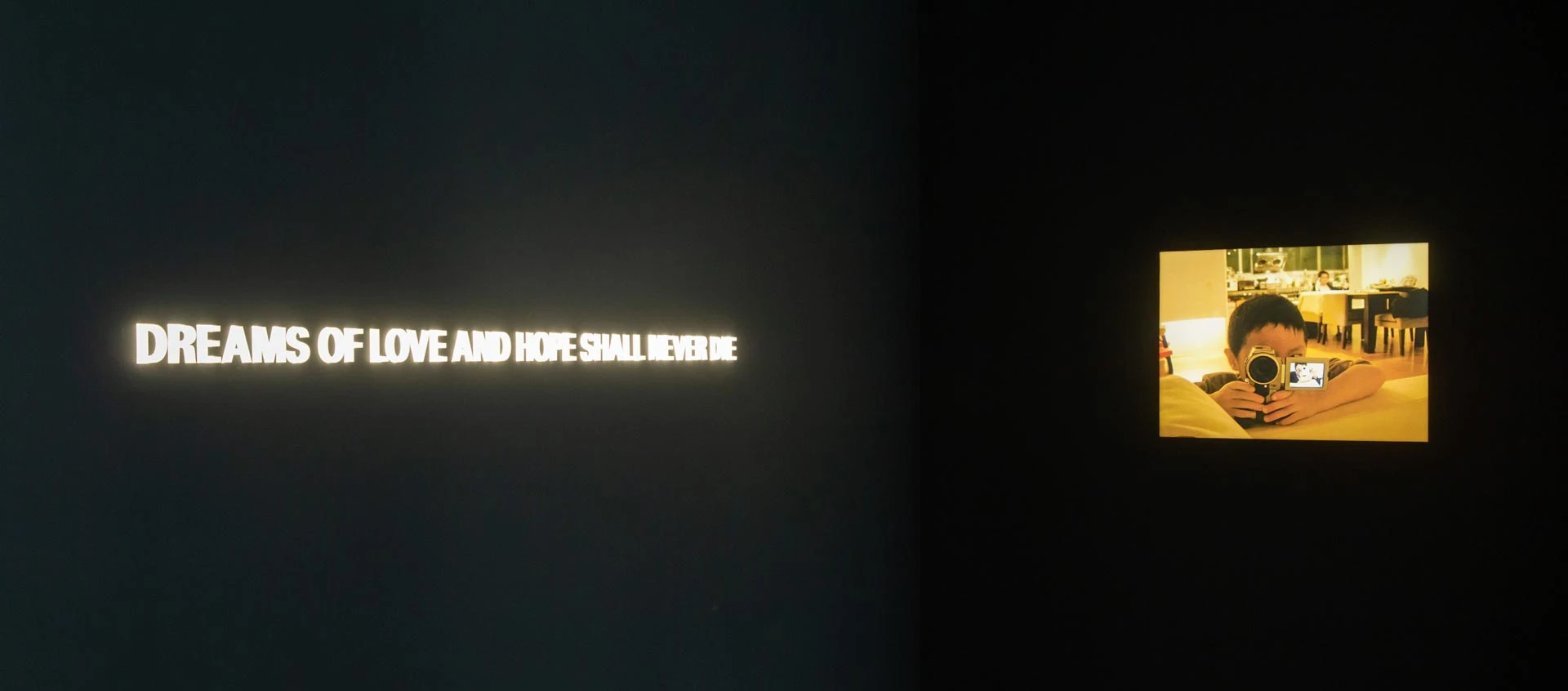 「一一重構：楊德昌」展覽以楊德昌的墓誌銘與特殊的全家福合照作結。圖片來源：臺北市立美術館-圖片