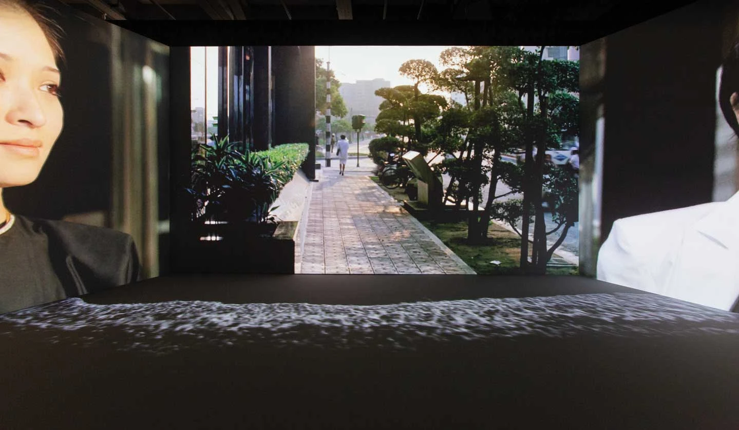 「多聲部複語師」展區意象空間的四頻道聲畫裝置一景；圖片來源：臺北市立美術館-圖片