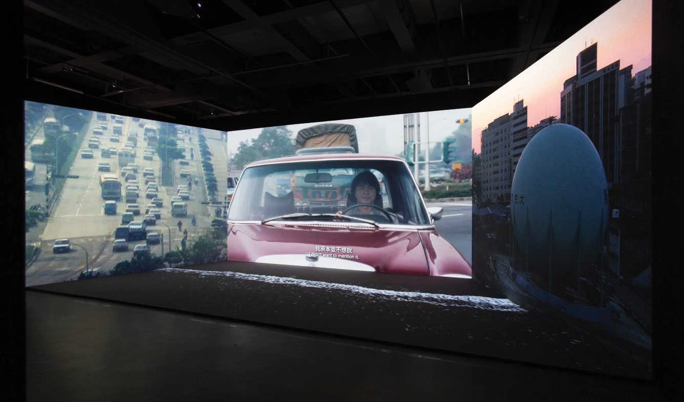 「多聲部複語師」展區意象空間的四頻道聲畫裝置一景；圖片來源：臺北市立美術館-圖片