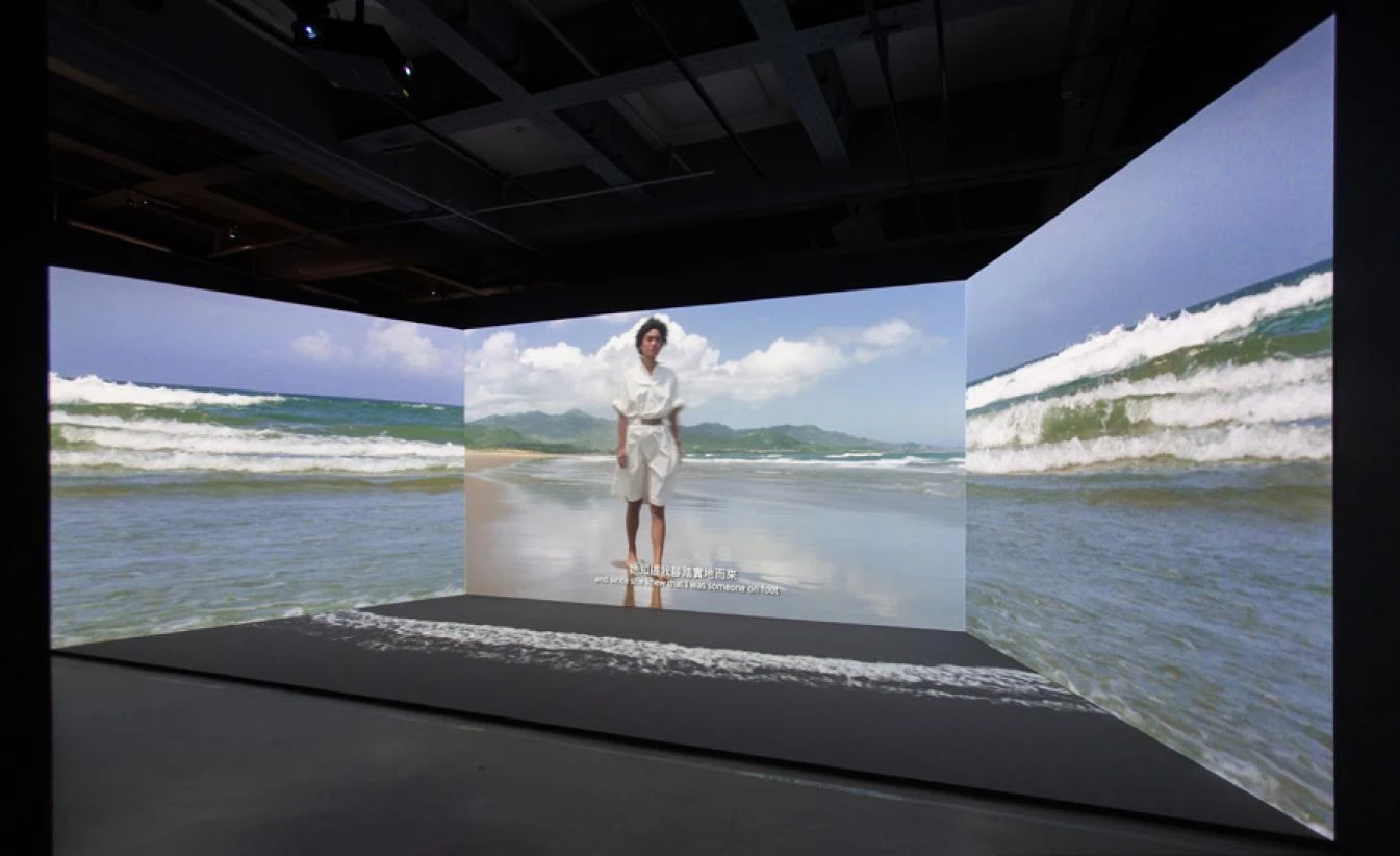 「多聲部複語師」展區意象空間的四頻道聲畫裝置一景。圖片來源：臺北市立美術館-圖片