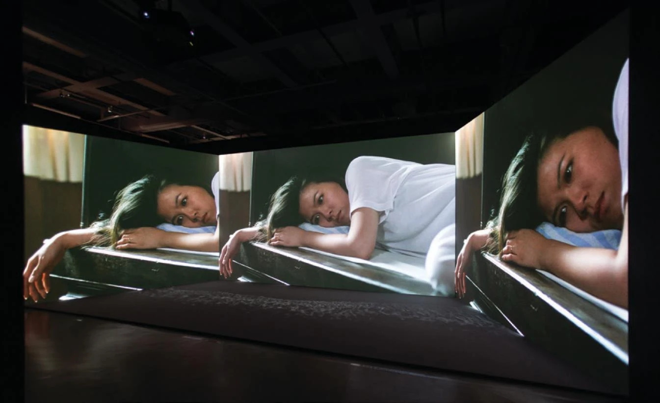 「多聲部複語師」展區意象空間的四頻道聲畫裝置一景。圖片來源：臺北市立美術館-圖片