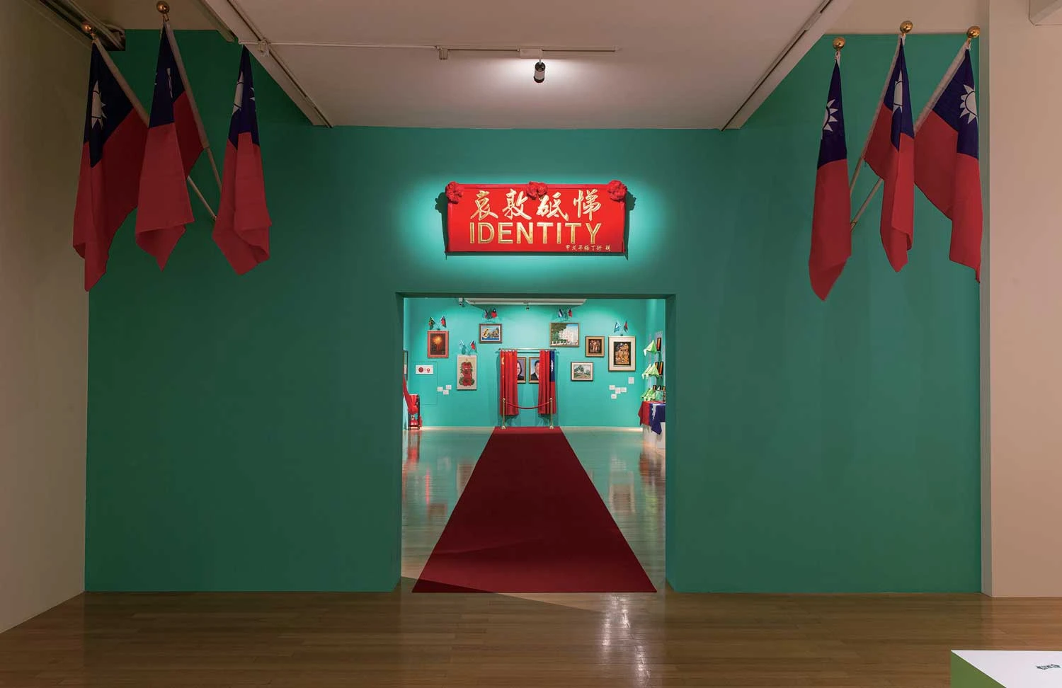 點擊觀看大圖-梅丁衍,《哀敦砥悌》1996、2020更新版本,綜合媒材,尺寸依展場而定;臺北市立美術館典藏圖為2020年「秘密南方」展場一景,臺北市立美術館委託製作更新版本 梅丁衍,《哀敦砥悌》1996、2020更新版本,綜合媒材,尺寸依展場而定;臺北市立美術館典藏圖為2020年「秘密南方」展場一景,臺北市立美術館委託製作更新版本-圖片