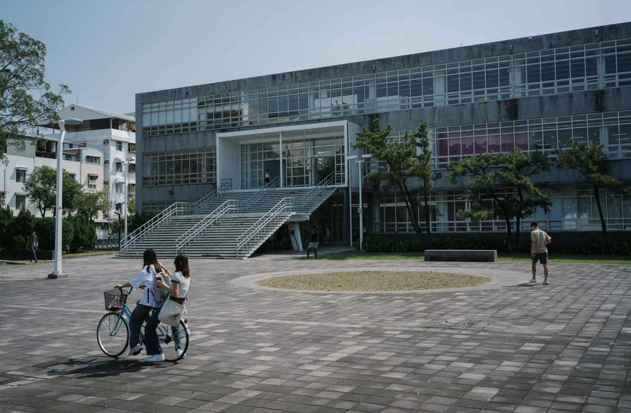 點擊觀看大圖-原成功大學總圖書館(今成大未來館),建成於1959年,由美國普渡大學與成大兩校共同設計,為美援時期(1951至1965年)重要現代建築代表作。2001年成大新總圖書館啟用,舊總圖改為自修空間,因而被師生暱稱為「K館」。圖片來源:臺北市立美術館頁64-65跨頁圖:臺灣省立成功大學圖書館新建工程設計圖(南北向立面圖)。  圖片來源:國立成功大學博物館 原成功大學總圖書館(今成大未來館),建成於1959年,由美國普渡大學與成大兩校共同設計,為美援時期(1951至1965年)重要現代建築代表作。2001年成大新總圖書館啟用,舊總圖改為自修空間,因而被師生暱稱為「K館」。圖片來源:臺北市立美術館頁64-65跨頁圖:臺灣省立成功大學圖書館新建工程設計圖(南北向立面圖)。  圖片來源:國立成功大學博物館-圖片