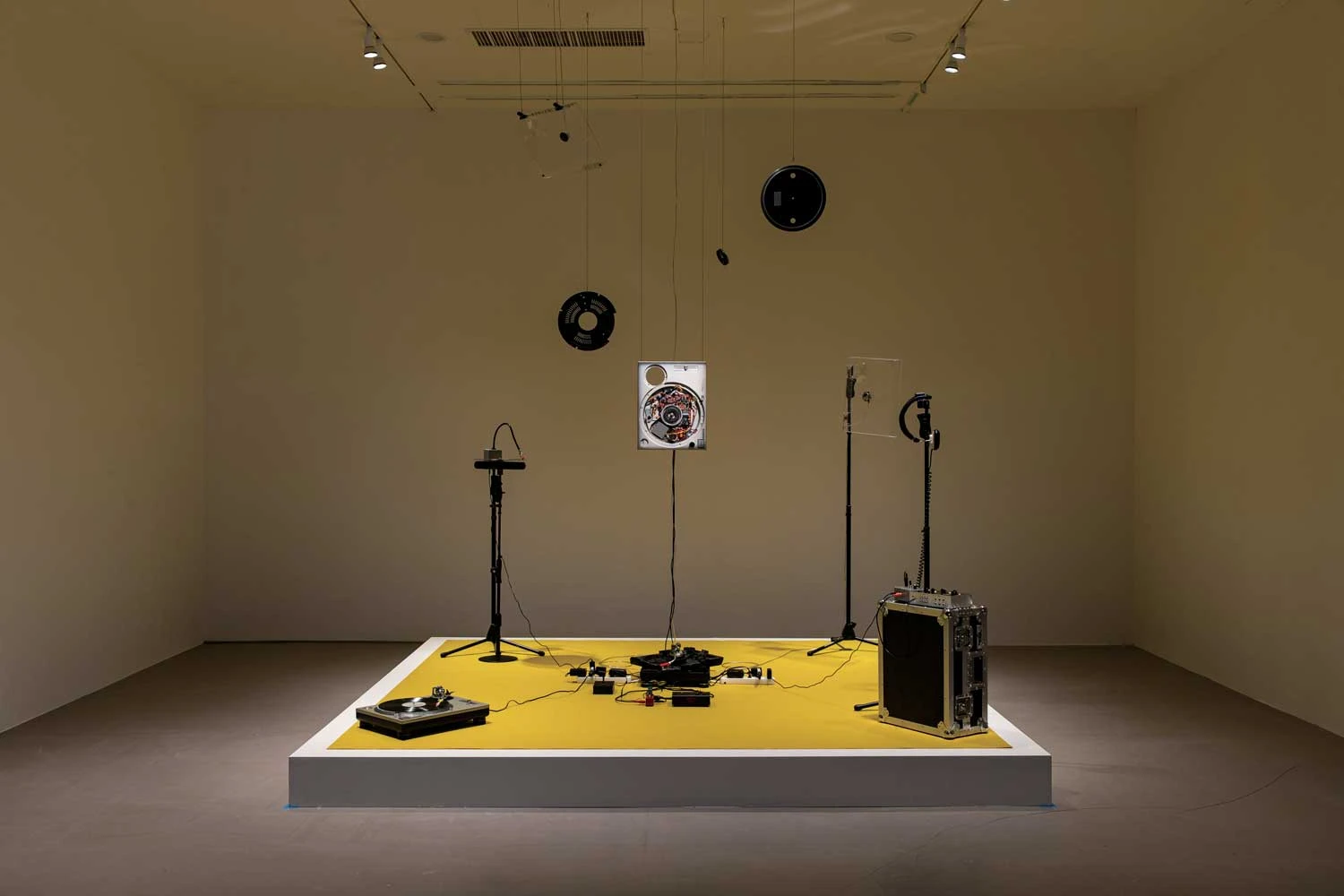 點擊觀看大圖-2023北雙展現場一景  dj sniff,《變形器》,2023,複合媒材,尺寸依場地而定,聲音。2023台北雙年展委託製作  圖片來源:臺北市立美術館 2023北雙展現場一景  dj sniff,《變形器》,2023,複合媒材,尺寸依場地而定,聲音。2023台北雙年展委託製作  圖片來源:臺北市立美術館-圖片