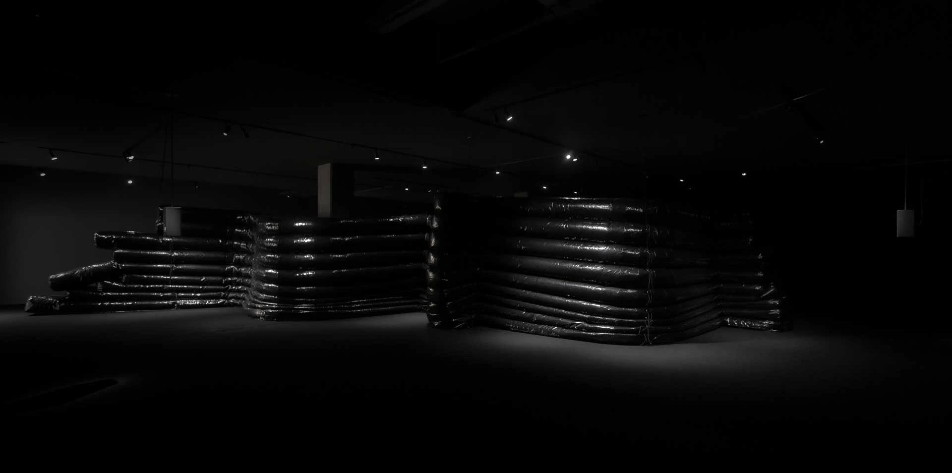 點擊觀看大圖-2023北雙展現場一景  賈桂琳.きよみ.寇克,《不完全是(管他何種新音調)》,2017-迄今,PVC塑料充氣裝置、離心風機、Arduino微控制器、MIDI及觸發繼電器,北美館現場裝置;音樂製作:MNDR Production, Peter Wade Keusch Production and Engineering;歌曲:Carolyn Pennypacker Riggs, Jonathan Mandabach and MNDR  圖片來源:臺北市立美術館 2023北雙展現場一景  賈桂琳.きよみ.寇克,《不完全是(管他何種新音調)》,2017-迄今,PVC塑料充氣裝置、離心風機、Arduino微控制器、MIDI及觸發繼電器,北美館現場裝置;音樂製作:MNDR Production, Peter Wade Keusch Production and Engineering;歌曲:Carolyn Pennypacker Riggs, Jonathan Mandabach and MNDR  圖片來源:臺北市立美術館-圖片