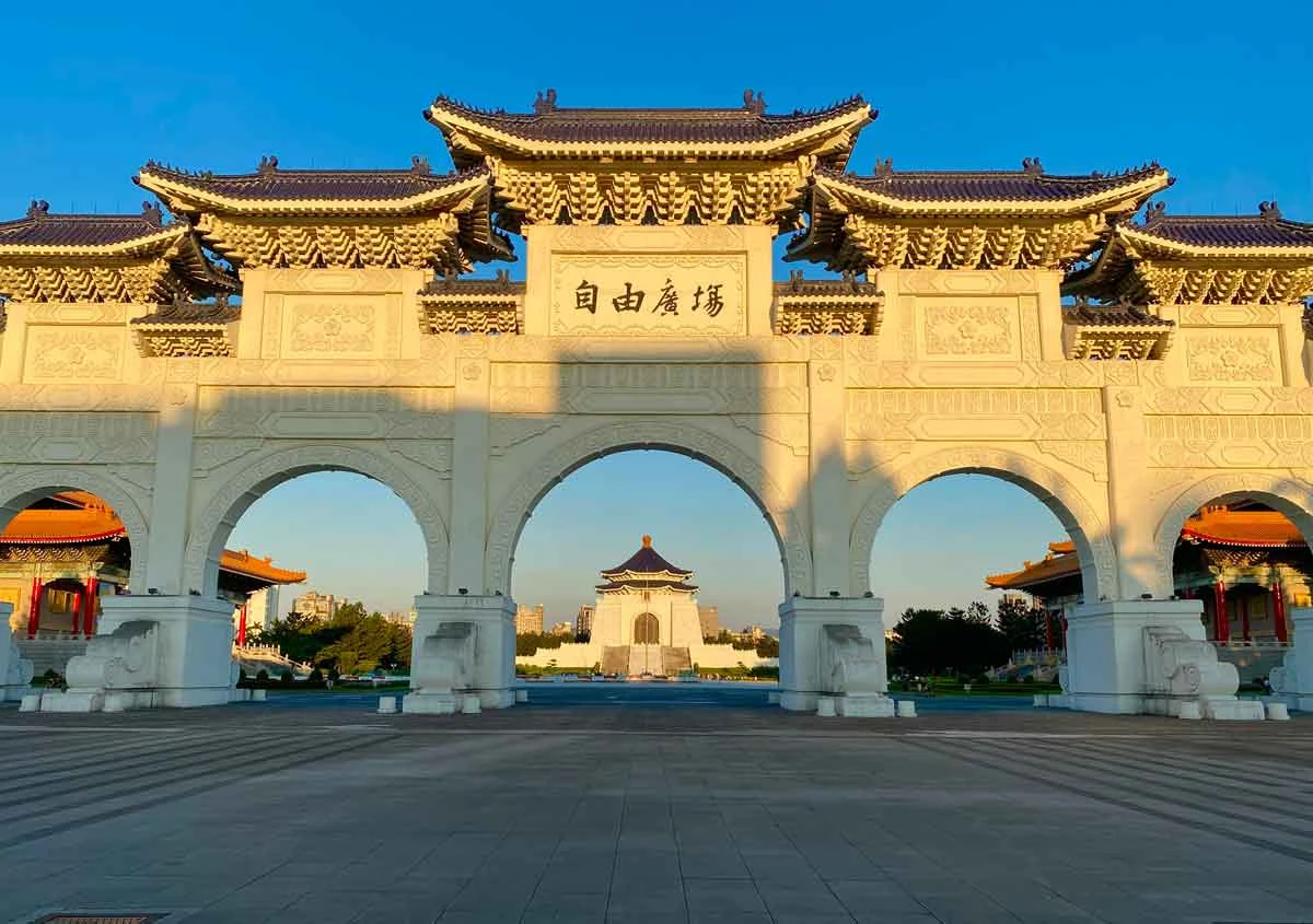 中正紀念堂園區前的「自由廣場」牌樓，臺北；蔣雅君攝影。-圖片