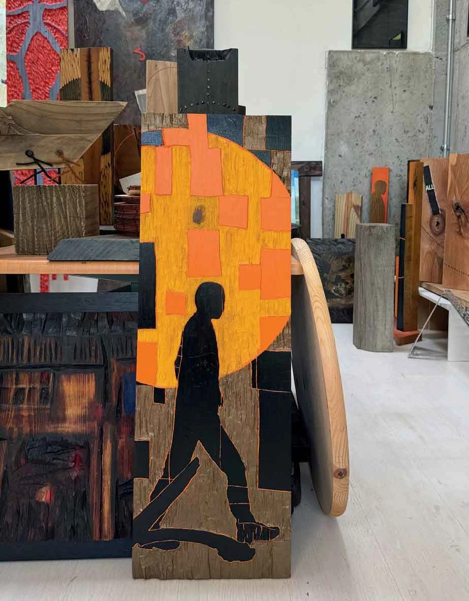 2024年，工作室中甫完成的木刻油畫《俠》（中，85 x 28 cm），Purdys，紐約；王紀凡攝影。-圖片