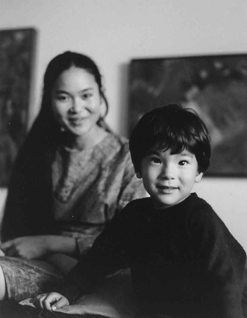 點擊觀看大圖-1965–1966年,李芝秋分別與母親李芳枝、父親漢斯合影於瑞士聖維塔萊河村(Riva San Vitale),Charles Redfield攝影。 1965–1966年,李芝秋分別與母親李芳枝、父親漢斯合影於瑞士聖維塔萊河村(Riva San Vitale),Charles Redfield攝影。-圖片