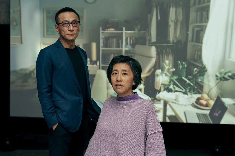 點擊觀看大圖-藝術家袁廣鳴與策展人陳暢於《日常戰爭》作品前合影。 藝術家袁廣鳴與策展人陳暢於《日常戰爭》作品前合影。-圖片