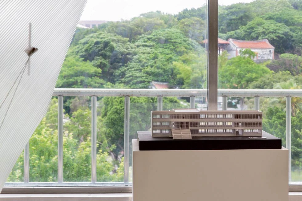 2024年，「摩登生活：臺灣建築1949–1983」，臺北市立美術館；成功大學總圖書館（今未來館）模型，與北美館對面之前兒童育樂中心昨日世界建築。-圖片