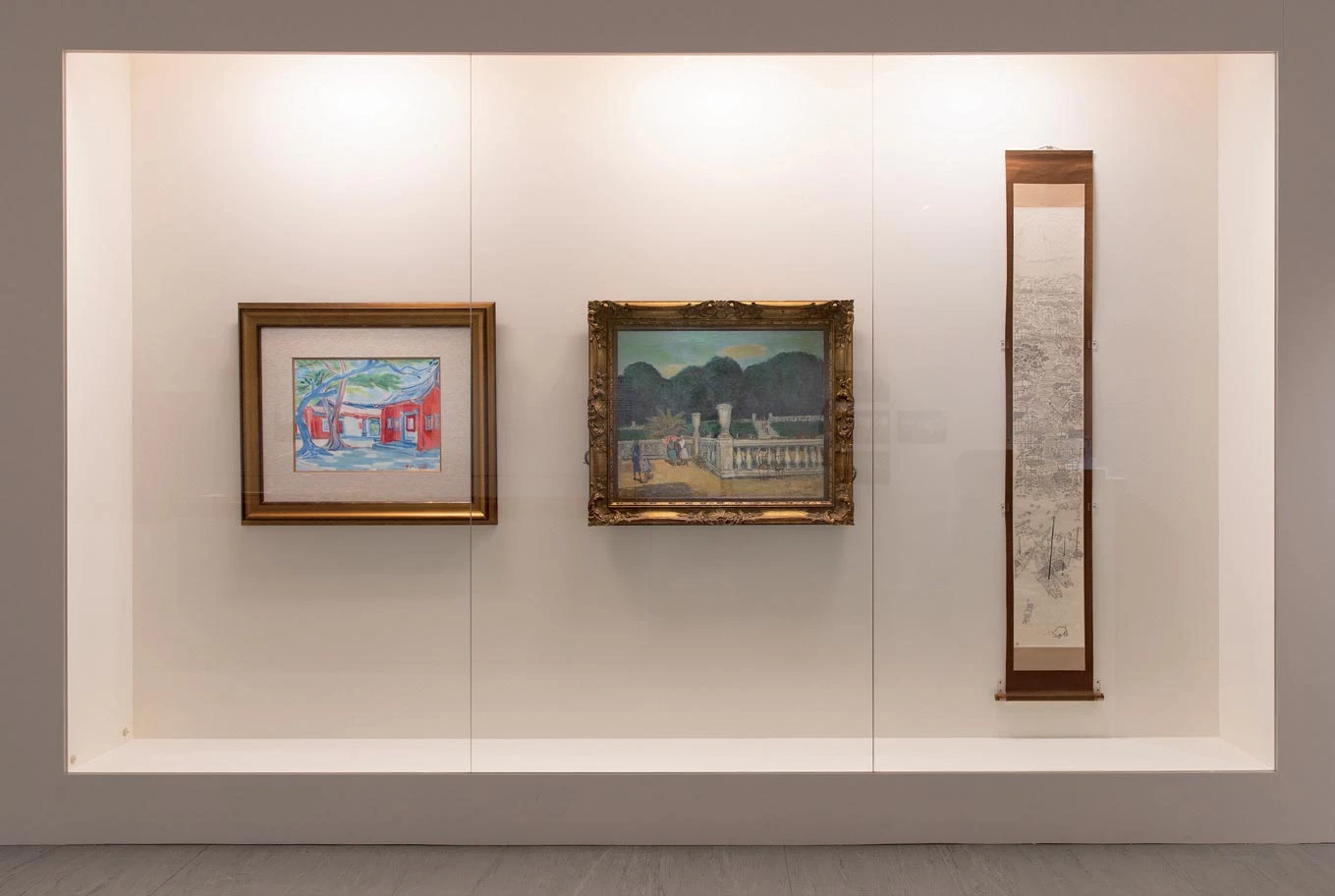 2024年，「摩登生活：臺灣建築1949–1983」，臺北市立美術館；左起郭柏川《孔廟》（1956）、顏水龍《盧森堡公園》（1932）、陳其寬《歌樂山與重慶》（1952），臺北市立美術館典藏。-圖片