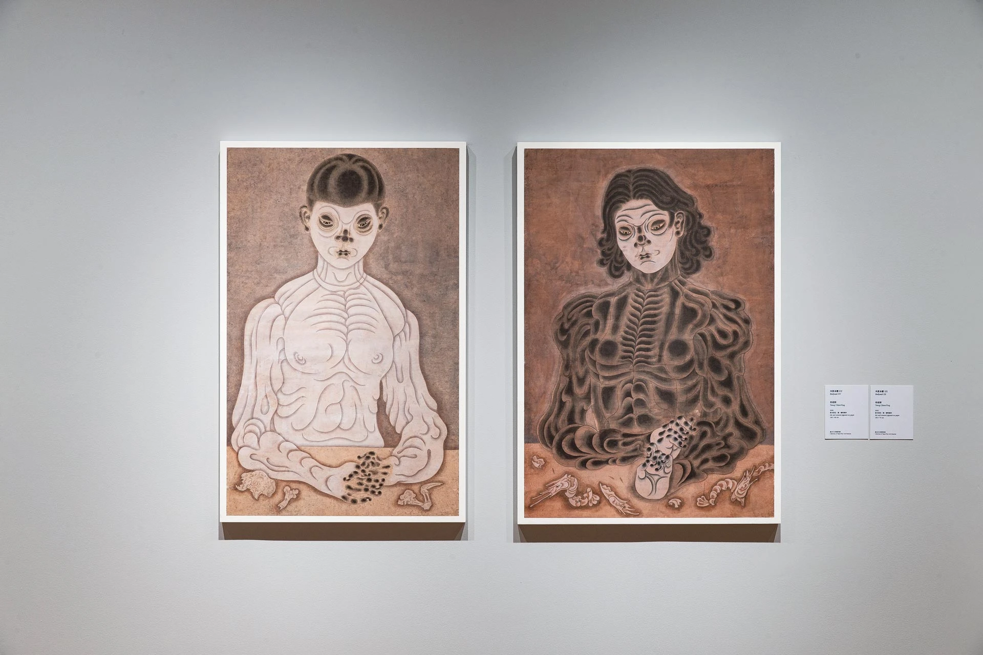 點擊觀看大圖-「喧囂的孤獨:臺灣膠彩百年尋道」展場(左:曾建穎,《角質身體XY》,2020,紙本設色、墨、礦物顏料,109×69公分,臺北市立美術館典藏 ;右:曾建穎,《角質身體XX》,2020,紙本設色、墨、礦物顏料,109×74公分,臺北市立美術館典藏) 「喧囂的孤獨:臺灣膠彩百年尋道」展場(左:曾建穎,《角質身體XY》,2020,紙本設色、墨、礦物顏料,109×69公分,臺北市立美術館典藏 ;右:曾建穎,《角質身體XX》,2020,紙本設色、墨、礦物顏料,109×74公分,臺北市立美術館典藏)-圖片