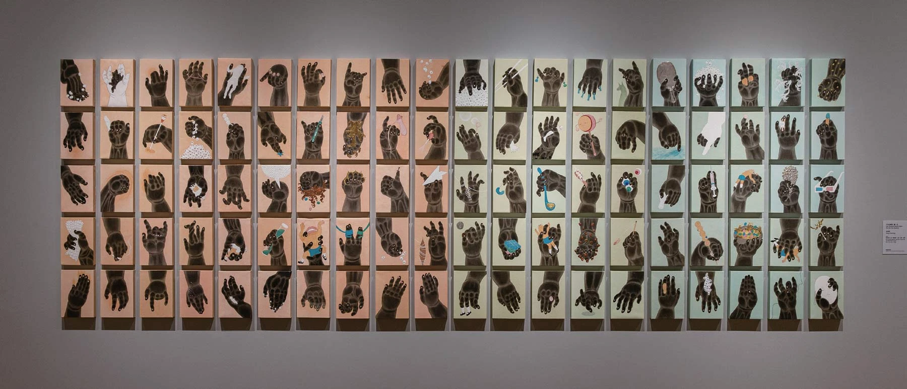 點擊觀看大圖-《千手計畫—第一個一百》,2010,紙本設色、墨、礦物顏料、金箔、銅箔、銀箔,23.5×15.5公分(×100 ),私人收藏;「喧囂的孤獨:臺灣膠彩百年尋道」展場 《千手計畫—第一個一百》,2010,紙本設色、墨、礦物顏料、金箔、銅箔、銀箔,23.5×15.5公分(×100 ),私人收藏;「喧囂的孤獨:臺灣膠彩百年尋道」展場-圖片