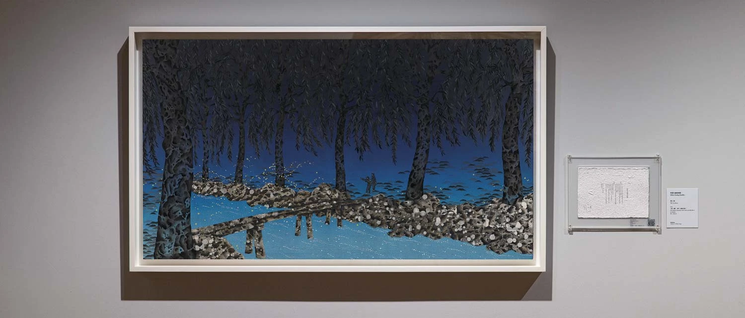點擊觀看大圖-葉仁焜,《找螢火蟲的時候》,2021,水墨、膠彩、銀箔、絹繃於畫布,90×160公分,張純甄收藏;「喧囂的孤獨:臺灣膠彩百年尋道」展場,右為鄧九雲創作文本 葉仁焜,《找螢火蟲的時候》,2021,水墨、膠彩、銀箔、絹繃於畫布,90×160公分,張純甄收藏;「喧囂的孤獨:臺灣膠彩百年尋道」展場,右為鄧九雲創作文本-圖片
