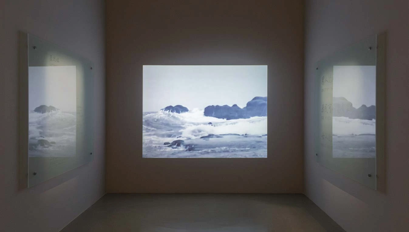 點擊觀看大圖-吳瑪悧展區;《墓誌銘》,1997,錄像、噴砂玻璃,尺寸依場地而定 吳瑪悧展區;《墓誌銘》,1997,錄像、噴砂玻璃,尺寸依場地而定-圖片