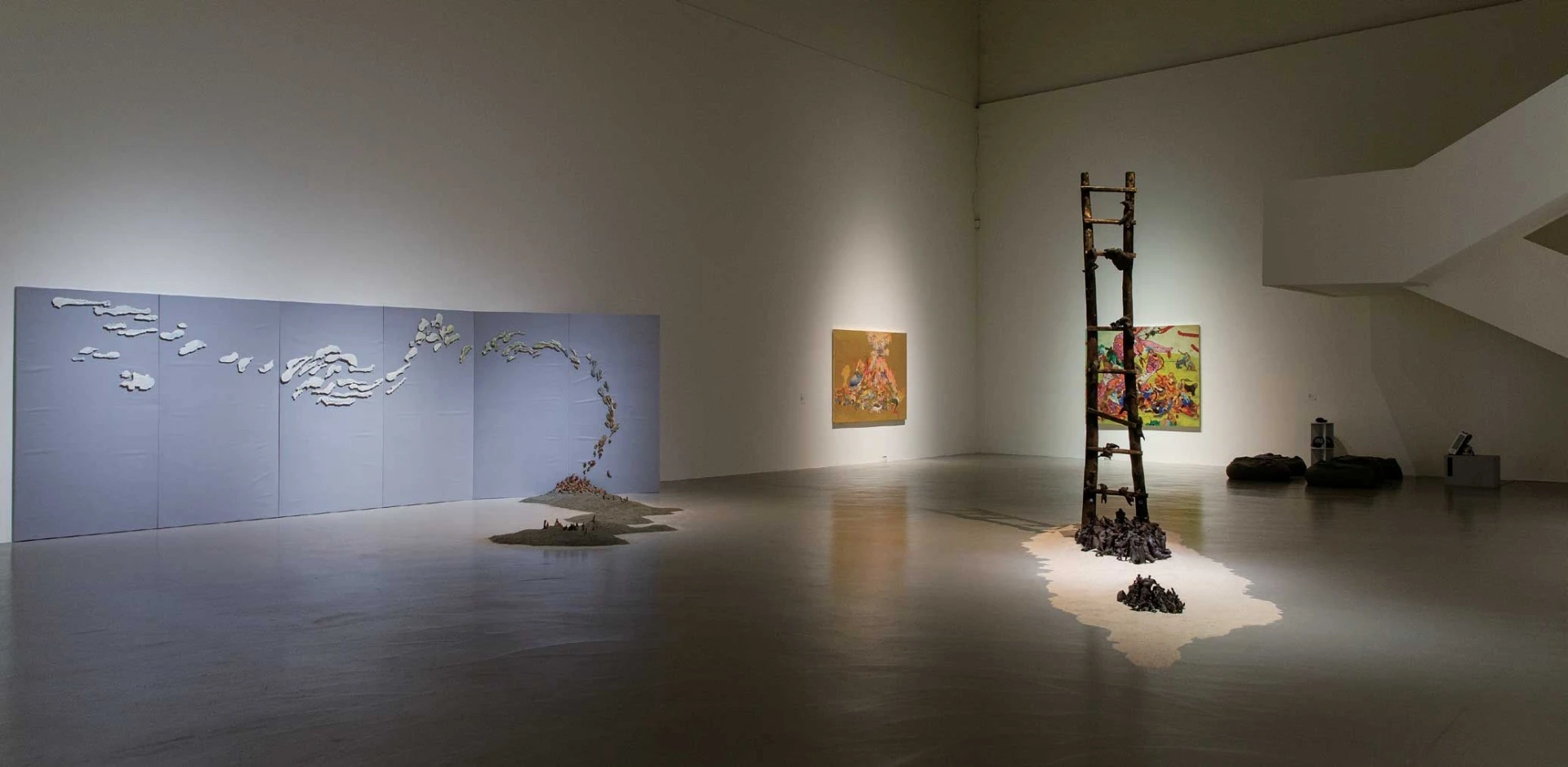 點擊觀看大圖-蕭麗虹展區;(左)《天賜?(#2)》,1992,骨瓷、陶、沙,尺寸依場地而定;(右)《老梯子》,1991,木頭、陶土、沙,尺寸依場地而定,後方為蕭珮宜作品《動物火山》(2015)與《人間樂園》(2022-2023) 蕭麗虹展區;(左)《天賜?(#2)》,1992,骨瓷、陶、沙,尺寸依場地而定;(右)《老梯子》,1991,木頭、陶土、沙,尺寸依場地而定,後方為蕭珮宜作品《動物火山》(2015)與《人間樂園》(2022-2023)-圖片