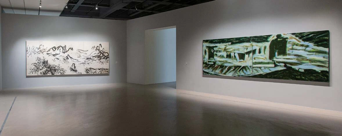 點擊觀看大圖-楊世芝展區;(左)《墨山水》,2007,水墨、棉紙,180×150公分(x3);(右)《壓擠在整體與部分之間》,1998,壓克力顏料、畫布,145×360公分 楊世芝展區;(左)《墨山水》,2007,水墨、棉紙,180×150公分(x3);(右)《壓擠在整體與部分之間》,1998,壓克力顏料、畫布,145×360公分-圖片