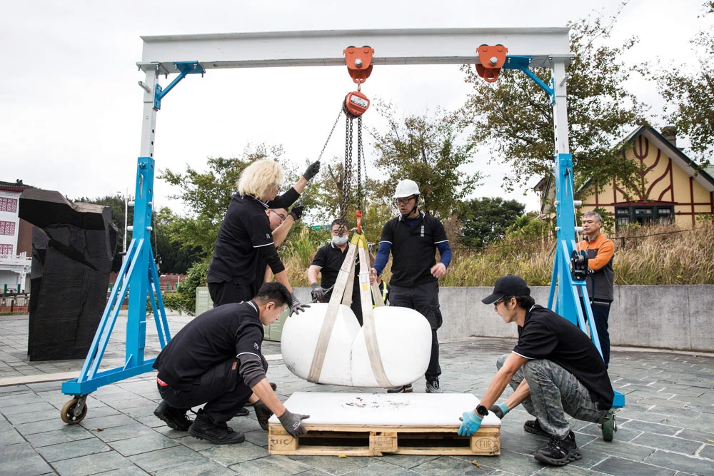 點擊觀看大圖-停車場雕塑作品之移置 停車場雕塑作品之移置-圖片