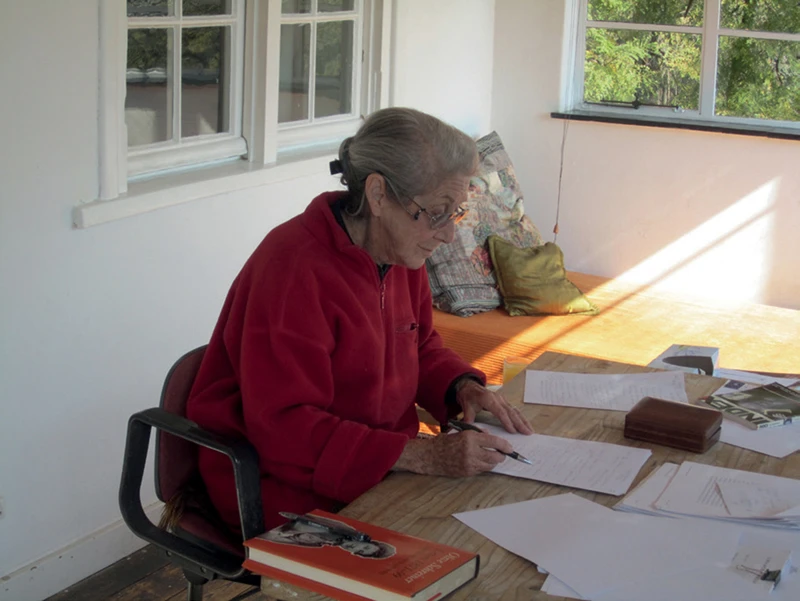 Nadine Gordimer at her winter writing desk, Johannesburg, July 2012. Photo by Stephen Clingman-圖片