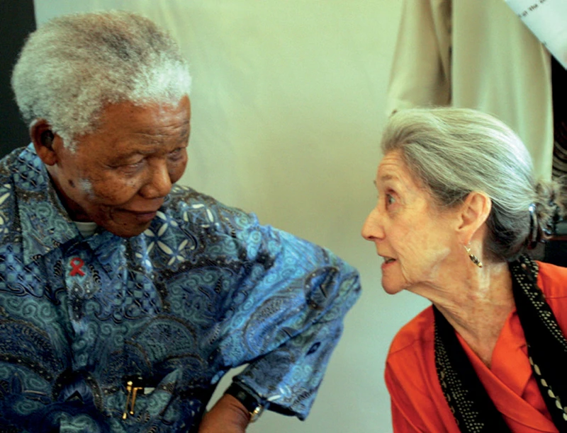 Former South African President Nelson Mandela (left) in conversation with Nadine Gordimer, Johannesburg, 2005; Photo by Reuters / Radu Sigheti-圖片