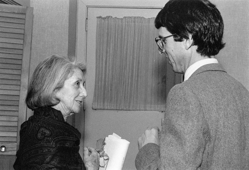 Nadine Gordimer pictured with Stephen Clingman when she presented the Troy Lecture at the University of Massachusetts in 1991, shortly after her Nobel Prize was announced.-圖片