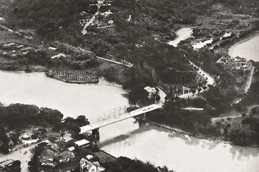 明治橋（中山橋）鳥瞰，1930，攝影，18 × 12.7公分。圖片來源：神奈川大學，「人類文化研究的非文字資料系統化」資料庫http://www.himoji.jp/database/db04/permalink.php?id=1140-圖片