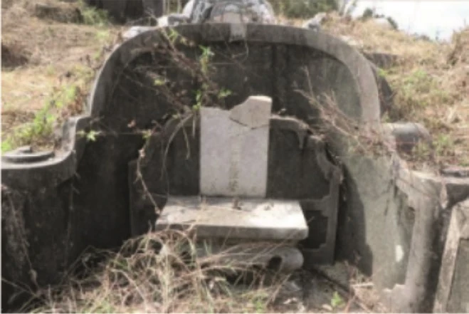 高均鑑之墓已由後代自主遷墳。圖片來源：臺南文資處調查報告之「民眾 110 年以前。提 報 或 申 請 調 查 表 」：https://drive.google.com/file/
d/1I4WtbiqP9dQon_rgh3LoOuELj0LjcvsX/view-圖片